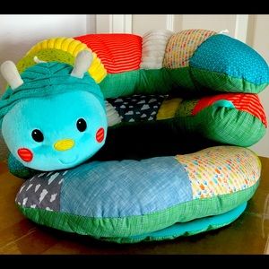 Infantino Prop-A-Pillar